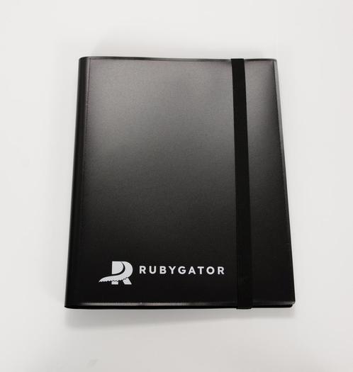 RubyGator - 9-Pocket Essential Binder - Side-load - Black, Hobby en Vrije tijd, Verzamelkaartspellen | Pokémon, Nieuw