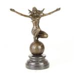 BRONZEN BEELD VAN EEN VROUW OP DE TOP VAN DE WERELD, Antiek en Kunst, Kunst | Beelden en Houtsnijwerken, Verzenden