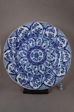 Kangxi (1662-1722) - VERY LARGE - Kom - Large Fluted Lotus,, Antiek en Kunst