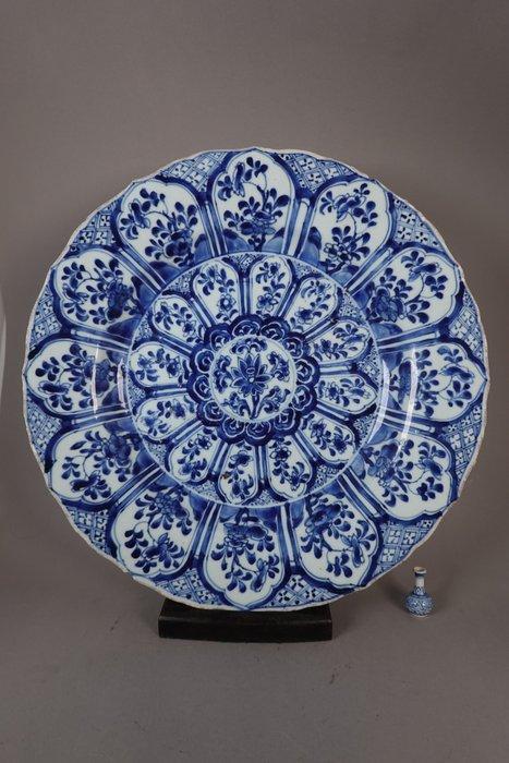 Kangxi (1662-1722) - VERY LARGE - Kom - Large Fluted Lotus,, Antiek en Kunst, Antiek | Overige Antiek