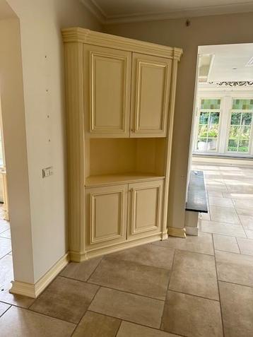 Hoekkast met of zonder glas beschikbaar voor biedingen