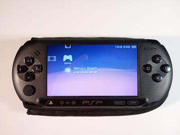 PSP street zwart met garantie, hoes, lader, games en 32GB