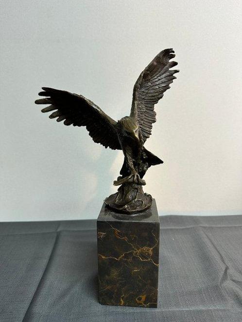 Figuur - Bronzefigur Adler mit Fisch - Brons, Marmer, Antiek en Kunst, Curiosa en Brocante