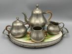 Dienblad met thee koffie pot melkkannetje suikerpot en