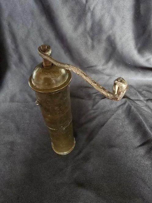 Koffiemolen - IJzer - Bronzen koffiemolen, Antiek en Kunst, Curiosa en Brocante