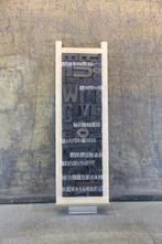 Drukblokken - een letterbak gevuld met een collage “WINE