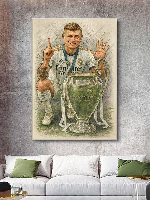 Shayer - Toni Kroos – The Trophy Collector - XL - 60x80cm -, Verzamelen, Overige Verzamelen