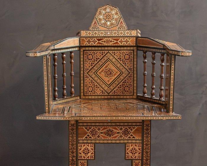 Handgemaakte inlegstoel – rijk gedecoreerd met parelmoer,, Antiek en Kunst, Kunst | Niet-Westerse kunst