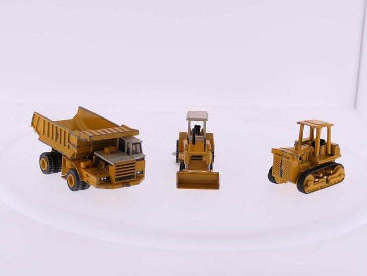 Schaal 1:64 3 stuks ERTL machines, t.w. een Dump Truck, e..., Hobby en Vrije tijd, Modelauto's | Overige schalen, Gebruikt, Ophalen of Verzenden