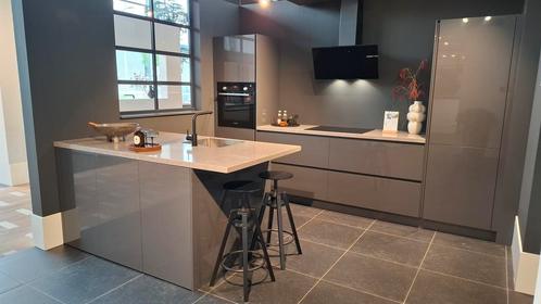 Moderne keuken met schiereiland!, Huis en Inrichting, Keuken | Complete keukens, Composiet, Greeploos, Met kookeiland, Hoogglans of Gelakt