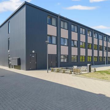 Gestoffeerde gemeubileerde studio met parkeerplaats beschikbaar voor biedingen
