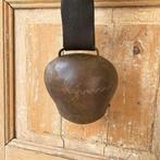 Decoratieve bel - Zeer grote koeienbel met originele klepel, Antiek en Kunst, Curiosa en Brocante
