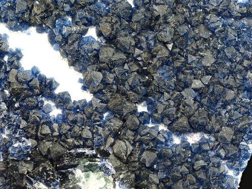 Donkerblauwe fluoriet Kristallen op matrix - Hoogte: 74 mm -, Verzamelen, Mineralen en Fossielen