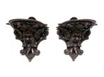 Decoratief ornament (2) - twee gietijzeren consoles - Europa