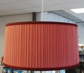 Hanglamp met ronde rode stoffen kap met vouw ribbels beschikbaar voor biedingen