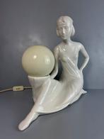 Lamp - Elegante Art Deco Lamp: Imposante Dame met Glazen Bol, Antiek en Kunst