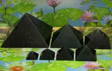 Shungite - shungiet piramides beschikbaar voor biedingen