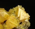 Fluorescerend alunietgeel Kristallen op matrix - Hoogte: 105, Verzamelen, Mineralen en Fossielen