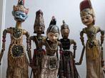Wayang golek (5) - Hout, batiktextiel, fluweel, kralen en, Antiek en Kunst