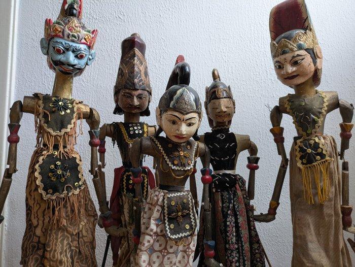Wayang golek (5) - Hout, batiktextiel, fluweel, kralen en, Antiek en Kunst, Kunst | Niet-Westerse kunst