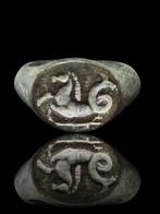 Oud-Romeins Bronze Rare Heavy Mythical HippocamSeal Ring, Sieraden, Tassen en Uiterlijk, Antieke sieraden