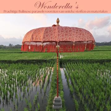 Unieke Balinese parasols in verschillende kleurrijke designs beschikbaar voor biedingen