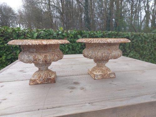 Vaas (2) - Gietijzer - 2 ronde tuinvazen, Antiek en Kunst, Curiosa en Brocante