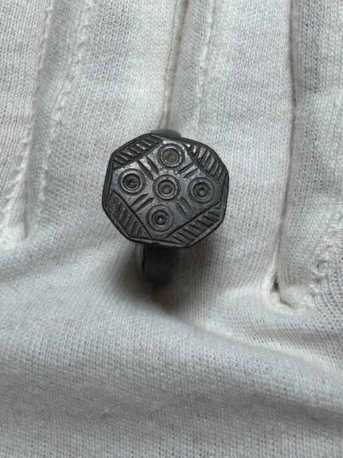 Middeleeuwen, kruisvaardersperiode Brons Vingerring - 20 mm, Antiek en Kunst, Antiek | Overige Antiek