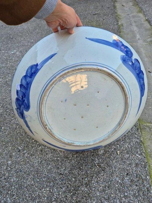 Grote porseleinen plaat uit Japan met decor van honden uit, Antiek en Kunst, Antiek | Overige Antiek