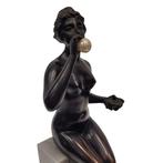 sculptuur, Mujer soplando burbujas - 29 cm - Brons, Marmer