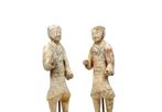 Terracotta Twee beschilderde aardewerken krijgersfiguren,