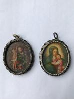 Een paar religieuze medailles met twee gezichten die met de