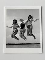 Bunny Yeager (1929–2014) - Pin-up Bettie Paye with models, Antiek en Kunst