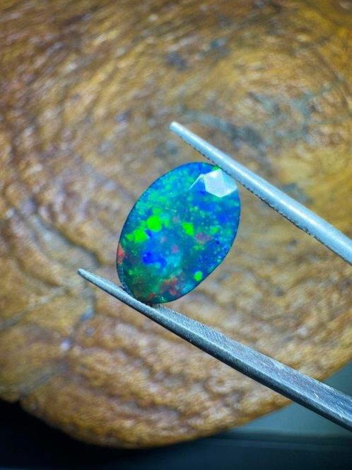 Kavel van 2 zwarte facetgeslepen opalen uit Ethiopië. 3,72, Verzamelen, Mineralen en Fossielen
