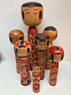 Een indrukwekkende set vintage Kokeshi in verschillende