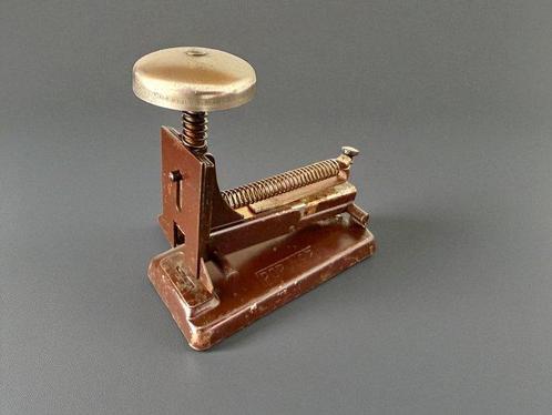 1940s industrial design Paper Fastener - Werkgereedschap, Antiek en Kunst, Antiek | Wandborden en Tegels