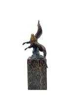 Beeldje - Flying ealgle - Brons, Marmer