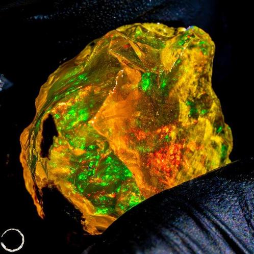 Zeer zeldzame natuurlijke AAA+++ Crystal Opal onbehandeld, Verzamelen, Mineralen en Fossielen
