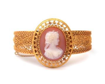 Een 18 krt. geelgouden antieke armband beschikbaar voor biedingen