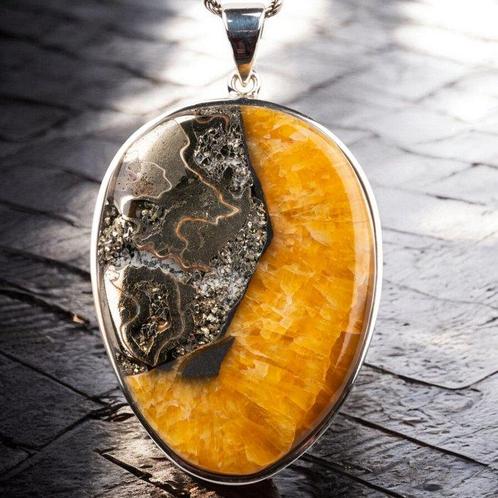 Zilveren hanger met fossiele ammoniet in pyriet en, Verzamelen, Mineralen en Fossielen
