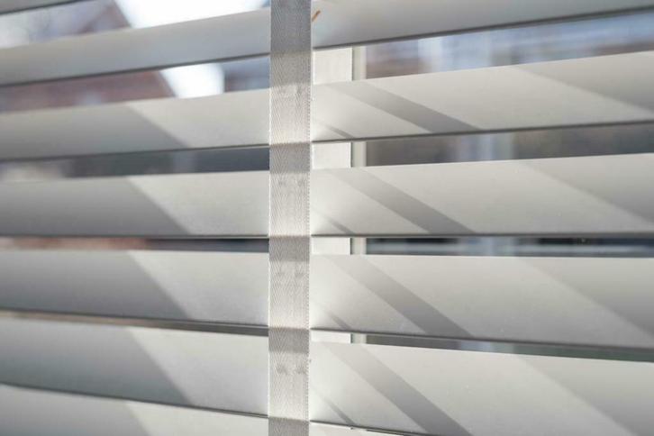 Houten jaloezie 120cm breed 175cm hoog op maat gemaakt €99,-, Huis en Inrichting, Stoffering | Gordijnen en Lamellen, Wit, Zwart