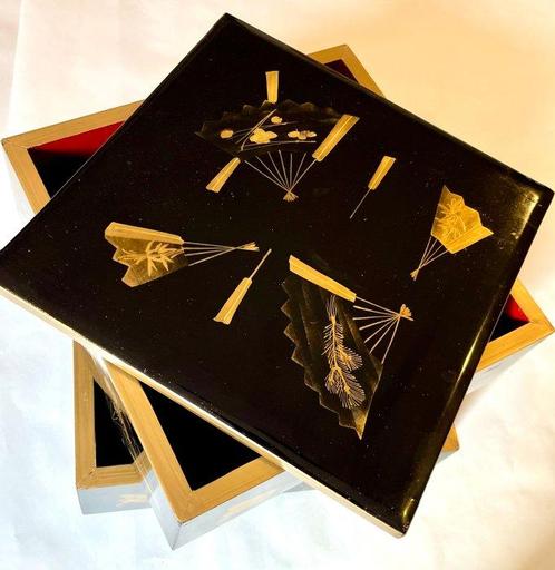 gouden maki-e twee-laags gestapelde dozen van Wood, Antiek en Kunst, Antiek | Overige Antiek