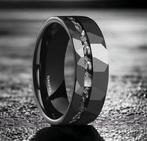 Tungstenen ring. Incrustaties van meteoriet. De energie van