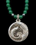 Smaragd - Beschermende boeddhistische ketting versierd met, Antiek en Kunst, Antiek | Boeken en Bijbels