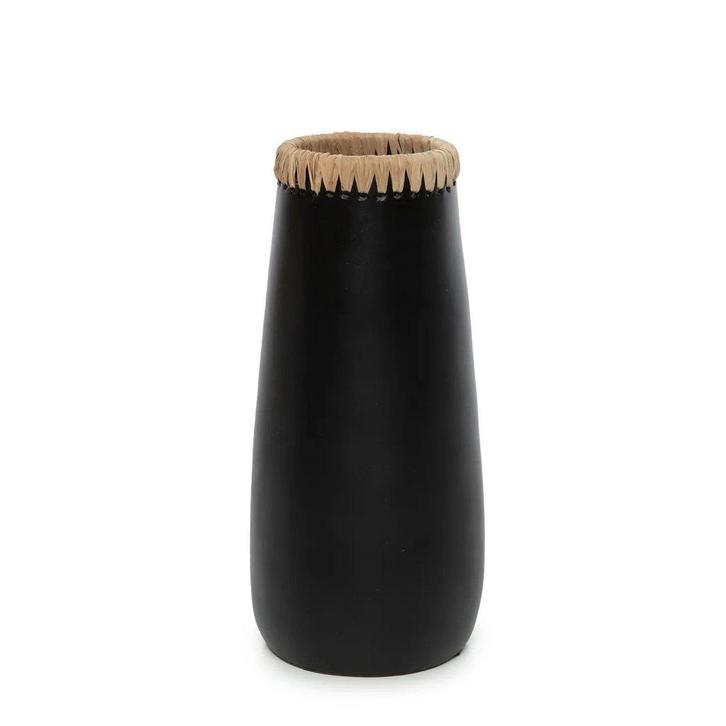 Vaas Zwart Natuurlijk - terracotta met raffia details in, Huis en Inrichting, Woonaccessoires | Vazen, Verzenden