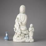 Figuur - Finely carved seated larger Guanyin besides a, Antiek en Kunst