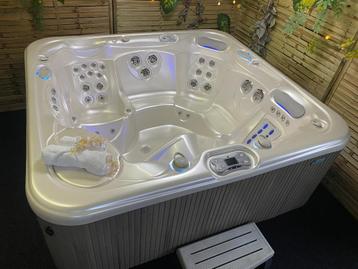 HotSpring Envoy Highlife Series | Relaxation Spa's