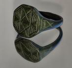 Middeleeuwen, kruisvaardersperiode Bronzen ring met runen., Sieraden, Tassen en Uiterlijk