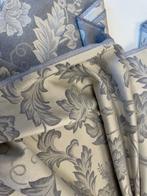 De Fluweelzachte Elegantie – Een Zilveren Tuin in Stof -