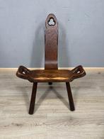 Authentieke robuste brutalist driepoot kruk - Stoel - Hout -, Antiek en Kunst, Curiosa en Brocante